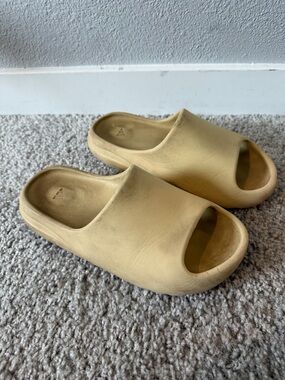 Minimal Slide Sandals in Beige